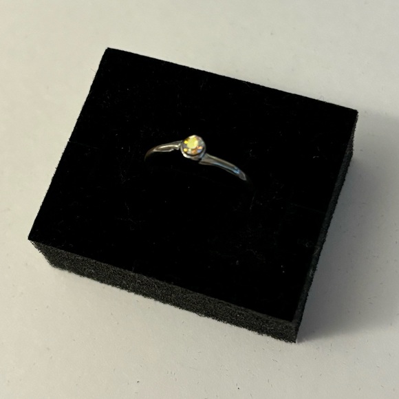 CLAIRE’S Cubic Zirconia Gemstone Dainty Fashion Pinky Ring - size 4 - Picture 2 of 6